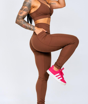 Conjunto fitness feminino marrom com top e legging
