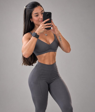 Conjunto fitness feminino cinza com top e legging, vista frontal