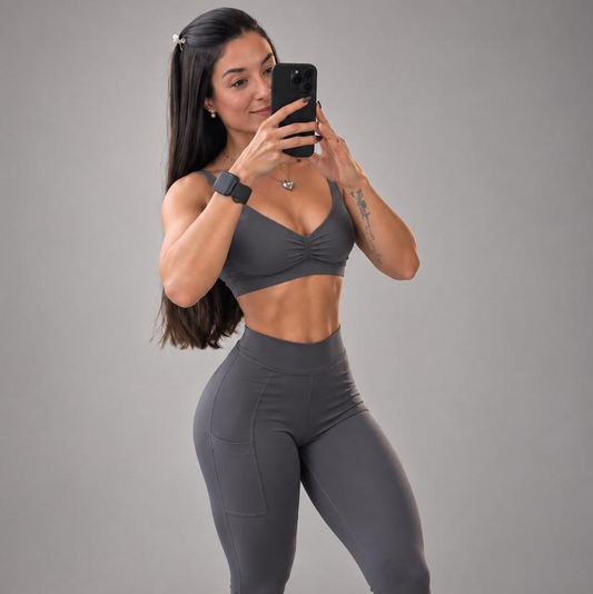 Conjunto fitness feminino cinza com top e legging, vista frontal