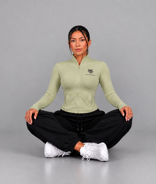 Jaqueta fitness ALPHA21 verde-sálvia em fundo claro