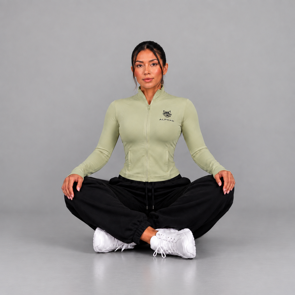 Jaqueta fitness ALPHA21 verde-sálvia em fundo claro